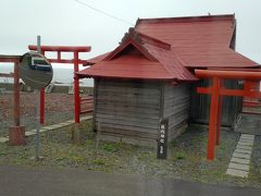 バスに乗るとすぐ見えてきた見内神社は
アイヌの女の子を祀った神社だそうです。