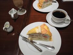 東京・六本木『六本木ヒルズ』

ケーキカフェ【HARBS（ハーブス）】六本木ヒルズ店で
いただいたものの写真。

こちらは『六本木ヒルズ』の店舗でいただいた時の写真です。
大概、ミルクレープを食べてます。めちゃおいしい。