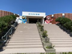 小樽駅に行く送迎バスに乗せていただき、おたる水族館へ。
入るとソッコー、イルカショーが始まりますってアナウンスが。