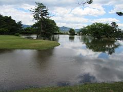 観自在王院跡
https://www.town.hiraizumi.iwate.jp/heritage/asset/kanji.html
国の特別史跡に指定されている観自在王院跡は、二代基衡の妻室が建立したと言われます。観自在王院は阿弥陀堂のことで、大阿弥陀堂と小阿弥陀堂がありました。大阿弥陀堂には阿弥陀如来、観音、勢至菩薩の三尊を安置し、堂内の四壁には洛陽の名所地を描き、仏壇は銀、高欄は磨金で出来ていたと言います。いかにも女性の持仏堂らしい華麗な造りであったことがうかがわれます。発掘調査によると、観自在王院跡の全容は四囲東西約120メートル、南北約240メートルで南北に長い長方形。南門を入って北には今も残る「舞鶴が池」。池は東西、南北ともに約九十メートルでほぼ正方形です。池の中央南寄りには中島があり、池西岸に荒磯風の石組。その北側には巨大な川石の石組があり、ここから滝のように水が流れていました。このように舞鶴が池は平安時代の『作庭記』の作法通りに作られていたと言われています。規模こそ小さいながらも、平安時代第1級の浄土庭園であったことがしのばれます。
観自在王院は天正元年（1573）の兵火で焼亡。現在の建物は享保年間に大阿弥陀堂跡に再建されたものです。舞鶴が池を中心とした浄土庭園の遺構はほぼ完全な形で保存され、今は史跡公園として整備されています。HPより
