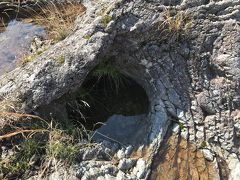 甌穴群散策路。
甌穴（ポットホール・かめあな）。

河床の岩盤にできる円筒形の穴が甌穴。
岩のくぼみや割れ目に小石が入り込み、回転して深く削られてできる。