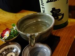 福岡空港着は、１７時ごろ。在来線を乗り継ぎ唐津着が１９時ごろ。カバンをゴロゴロしたまま夕食に向かいます。国内旅行の際に検索するのは、その地元の居酒屋。
居酒屋探訪家・太田和彦氏に絶大なる信頼を寄せているので、検索ワードは「太田和彦　佐賀」。ヒットしたのは、コチラのお店・大八車。マズは、鍋島を冷たいママ。