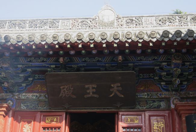 白馬寺の『天王殿』の建物光景で後漢，明帝の永平10年(67年)に迦葉摩騰(かしょうまとう)と竺法蘭(じくほうらん)の二人の高僧が、西域から仏像と経典を白馬に載せてこの地に至りました。仏像と経典を運んできた白馬に因み、明帝の命によって創建されたのが『白馬寺』です。二人の高僧は、経典の翻訳を行ったようです。<br />