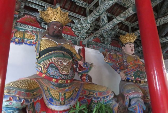 天王殿の中に祀られていた仏像の光景です。四天王像の内の2体のようです。時間がなく、あとの二体は撮影できませんでした。四天王は、須弥山の中腹にあるとされる四天王天の四方において仏法僧を守護している四神とされます。東方の持国天、南方の増長天、西方の広目天、北方の多聞天です。『四大王(しだいおう)』とも呼ばれます。