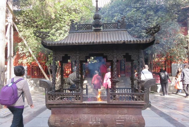 こちらは参道の中央に置かれた、線香立の光景です。同じように、立派な屋根が乗っていました。勢いよく線香が燃え上がっていました。鉄製らしい台座には、『中国洛陽・白馬寺』の陽刻の文字がありました。