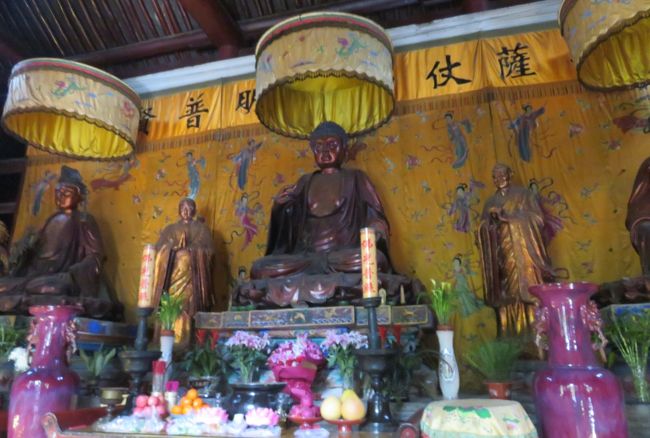 大仏殿の室内に祀られた複数の仏像の光景です。それぞれに、頭上に天蓋がありました。『天蓋(てんがい)』は、『仏教やキリスト教で仏像や祭壇などの上にかざす傘。仏教では，もと貴人にさしかけた日傘が仏像の荘厳となったもので，金属製，木製で天井からつるす。僧の歩行にも長柄の天蓋を用いる』(コンバクト)、と紹介されていました。
