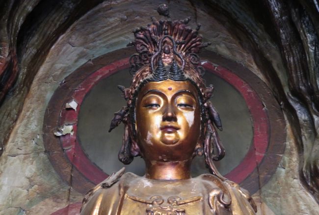 表紙でも紹介をした仏像のお顔です。端正なお顔ですが、頬の部分に白く剥落した部分ありました。背後の後輩にも同じ事象が生じていました。折角のお顔に傷がついたままでは、残念です。早く手当てをして欲しいところです。