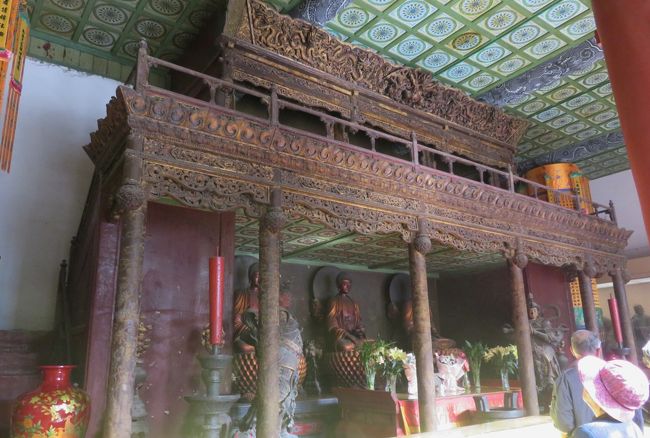 『大雄殿』の室内光景だったようです。歴史を感じさせる古い造りの建物が収まっていました。繊細な彫刻が施され、歴史的価値がある建造物が、この場所に移築されたような雰囲気でした。残念ながら、ネット上などでも、まだ確認できていません。