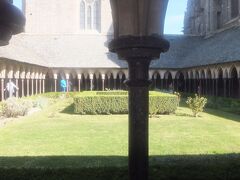 修道院の中にあります綺麗に整備された庭園