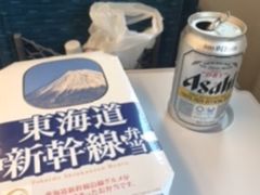 新幹線に乗り込み、早速早めのランチタイムです♬

予想していたよりも車内はガラガラ。

一番後ろの席だったので背もたれは倒し放題、隣の席も荷物置きに使え伸び伸びと過ごすことができました&#128522;