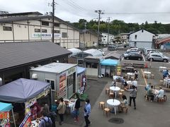 本日のお昼会場、松島さかな市場です。
駐車場は無料！松島観光物産館の裏にあります。
松島観光物産館の有料駐車場に停めても物産館で1,000円以上買い物すると、駐車料が1時間無料になります。