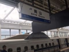 本当は東京から岡山の移動に飛行機を予約していたのですが（その方が早いし安いので…）コロナの影響で欠航となり、急きょ新幹線に変更しました。

でもこの日は良いお天気だったので、
ご飯を食べて、車窓の景色を眺めて、
ときどきうたた寝していたら、あっという間の３時間！！

岡山駅に到着です♬

初岡山、とってもワクワクします(・∀・)