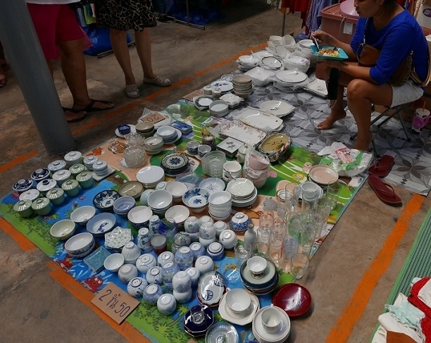 【火金市場】<br /><br />珍しく陶器も売っていました．．．後日、数点、購入することになる。