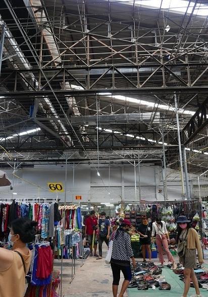 【火金市場】の向かいは日曜日も出店は多く90％以上<br /><br />主に古着などを売ってるところにも入ってみました。<br />あれ！　天井が凄く高くなって大きな扇風機が数か所天上に付けられて快適になった。