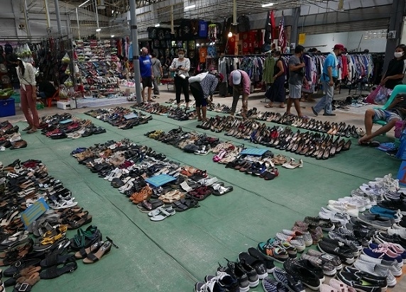 【火金市場】<br /><br />履物も安いですよ．．．100B～200Bで売られているようです。<br />個人が業者に売る時は50B～100Bで買い取ってもらうのだろうかなぁ～