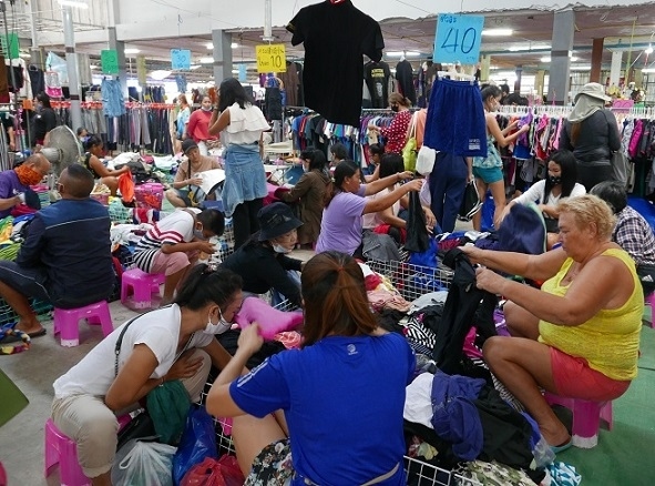 【火金市場】<br /><br />黄な服のファランさん．．．貴方に合うのはチト無いでしょう．．．こりゃまた失礼しました（一休の口は羽よりも軽いか）