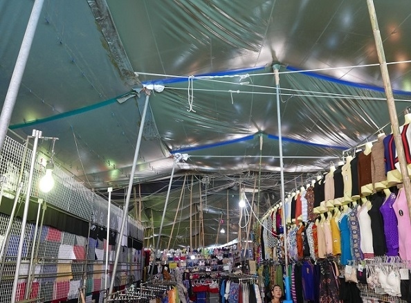 ７日　午前　ソイブアカーオ通りの火金市場