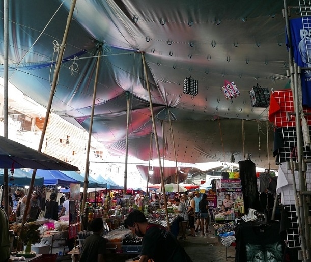 【火金市場】．．．日曜日は火金の半分以下の出店です。