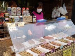 厳島神社のあとは宮島内をぶらぶらお散歩。
にぎり天を買ったりお土産のもみじ饅頭を買ったり焼き牡蠣食べたりコーヒークリームパン買ったり。

しかし雨がすごい…。

帰りは電車で帰りました～。