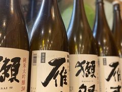 今回の旅は一人飲みも行くぞ！と思ってたのですが、行こうとしたところが貸切だったので色々歩き回って、結局チェーンの居酒屋へ。チェーンだけど地酒はあるので獺祭と雁木を飲み比べ。更にコンビニでもお酒買って部屋で飲みます。ああ、休みだなあ。自由だなあ。
