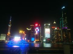 黄浦江沿いを歩いて行きます。
この景色香港に似ているなと思います。