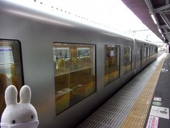 西武鉄道では1970年に初代の5000系のレッドアロー号に続いて50年ぶりのブルーリボン賞受賞した車両とのこと。

窓も大きいのが特徴です。
早速乗りましょう(^_-)-☆。

※ブルーリボン賞とは、鉄道友の会が前年に日本国内で正式に営業運転を開始した新造または改造車両の中から、選考委員会が選んだ候補車両に対する会員約3,000人の投票結果に基づき、選考委員会が最優秀と認めた車両を選出する1958年に制定された賞です。(西武鉄道ＨＰより参照)