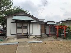 藤沢宿近くの住宅街に、この白山宮があります。「游二自治会館」と書かれた最近建てられた民家のような建物が拝殿のようです。