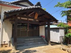神社には、「舩玉神社」と書かれています。
神社前の通りは旧鎌倉街道で、昔は江の島からこのあたりまで船が出入りしていました（神社前の説明書きによる）。源実朝が船を造らせたときに、ここで材木を切り出したことから、乗船成就海上守護のために、この神社が勧請されたと伝えられています。
