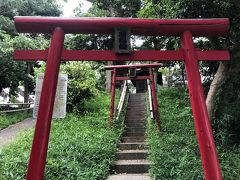 船玉神社がある旧鎌倉街道から、１００段近くの石段を上ったところに、この社の朱色の鳥居があります。