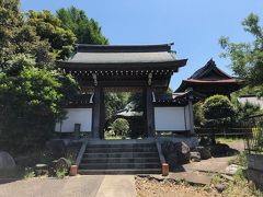 鎌倉幕府三代将軍の源実朝が開いた高野山真言宗のお寺です。山門、鐘楼、本堂と、いずれも歴史を感じさせる趣のあるものです。