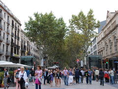 その後、カタルーニャ広場から港まで続くバルセロナのメインストリート、ランブラス通りを散策。