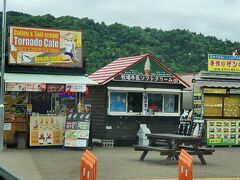 9:25　千歳を出発し道東道をひた走ります。
10:29-10:41　82km　占冠PA下りで一休み。
トイレしかないPAですが、地元の飲食店が出店してます。