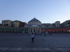 プレビシート広場
Piazza del Plebiscito

サン・フランチェスコ・ディ・パオラ聖堂(Basilica Reale Pontificia San Francesco da Paola)ではイルミネーションが始まっていました。