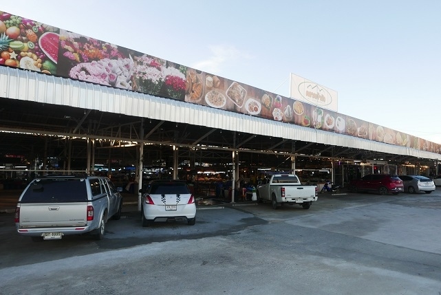 ８日　6：23　　<br />【ポイペート市場】<br />今日も市場巡り．．．金は無いが暇だけは人にあげるほどある一休。<br />