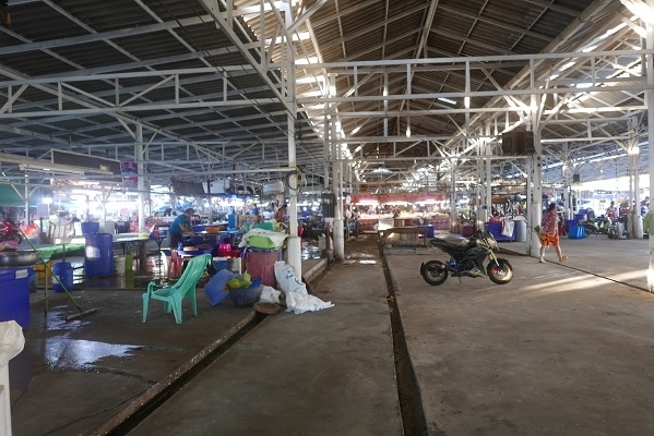 【ポイペート市場】<br /><br />場所はセントラルパタヤのスクンピット通りを渡りソイ.サイヤムに入り激込みの交差点と線路を渡り右折、しばらく線路沿いを走ると左側にあります。<br />