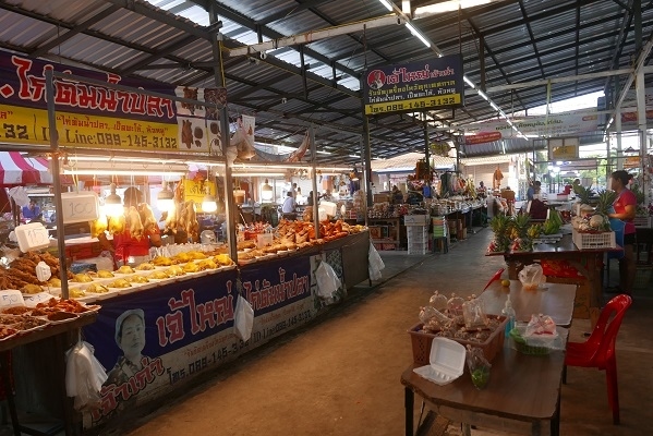 【ポイペート市場】<br /><br />5年ほど前にはお客さんが多いと思っていたが客は少なく空き店舗も多くみられました。<br />