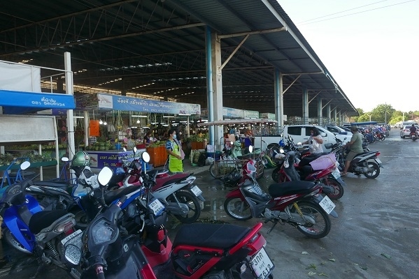 ８日　6：37<br />【ライワナーシン市場】<br /><br />上記の市場を直ぐに出て次は先ほどの線路を右折せず直進して行くと大きな市場が右側に有ります。【ライワナーシン市場】