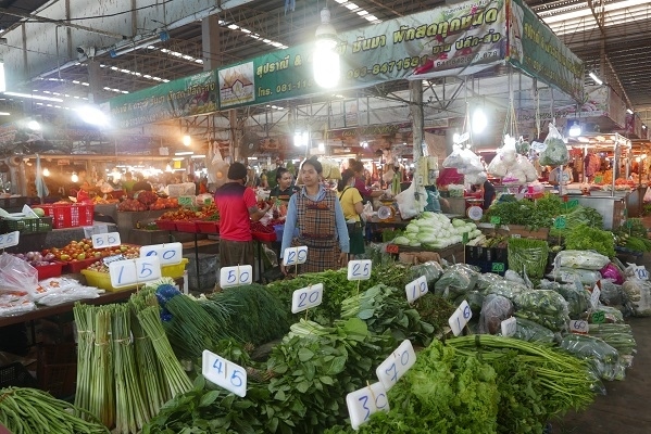 【ライワナーシン市場】<br /><br />一休がよく行くラッタナコーン市場よりも大きくパタヤで1番大きな市場でしょう。