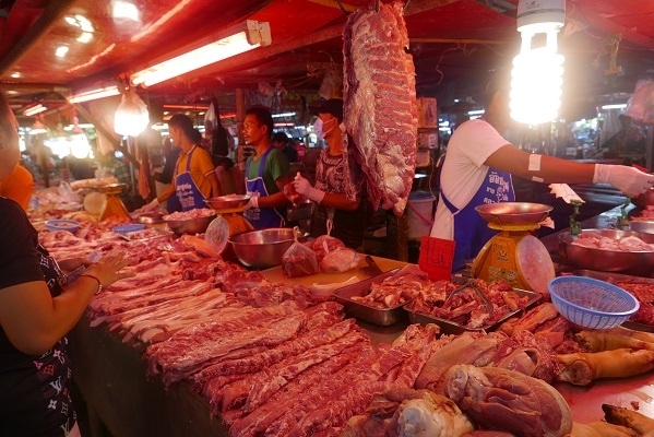 【ライワナーシン市場】<br /><br />市場全体を歩いてみて回りましたが肉、野菜、果物はラッタナコーン市場の方が品物は上位ように感じられました．．．魚だけはこちらの市場の方が良いかな。