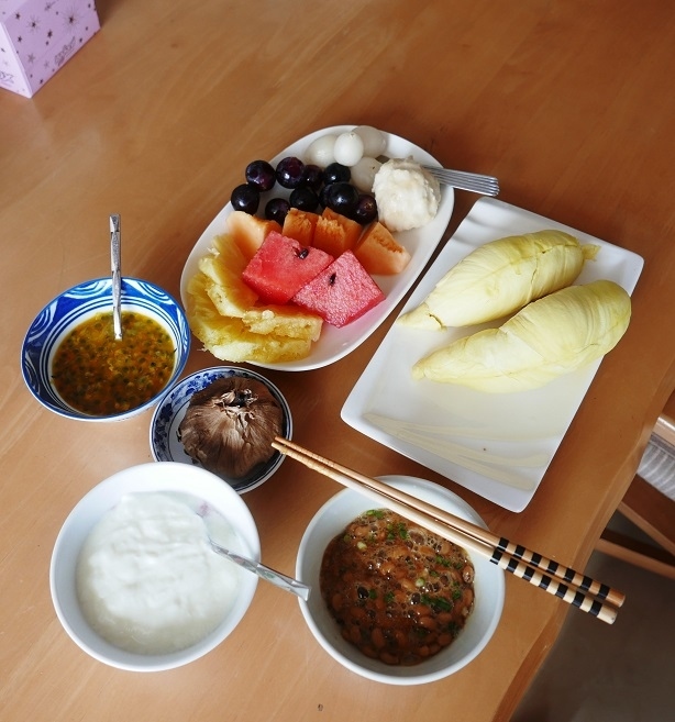 ８日　　昼食<br />納豆　ヨーグルト　黒ニンニク　<br />果物（ドリアン　パイナップル　スイカ　メロン　ブドウ　ノーイナー　ランプータン　パッションフルーツ）