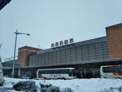 ４５分で、雪の女満別空港に着きました。
物足りなさを感じるくらい、あっという間に目的地に着きました。