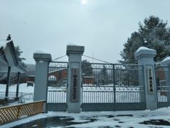 女満別空港最寄りのトヨタレンタカーで車を調達し、道の駅巡りをしながらウトロへ。

まず道東旅、一番最初に訪れた場所は「網走監獄」でした。
ここ、「網走番外地」という映画でもお馴染みの刑務所跡で、行かなくとも誰もが一度は耳にしたことがありますよね。
開館の９時ちょうどに到着したので、見学者は僅かです。
ちょっともの寂しい感じがしたりして、気持ちが「しゅん…」

