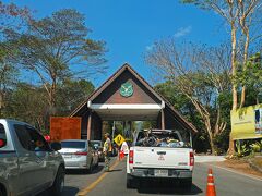 13：30にカオヤイ国立公園：Khao Yai National Park（Dong Phayayen-Khao Yai Forest Complex）南口に到着。
車用と人間用の入場チケットを購入する必要があるため、入口手前から渋滞が始まっていた。
