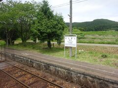 駅のホームと外の敷地がつながっているようにも見える。