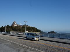 昨夜、遅くに訪れた宿・湖畔の宿 かつらキャッスル。一夜明け外に出てみると唐津城が、この眺め。最高の立地です。