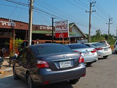 Wat Tha Sung近くの飲食店を探していたら、GoogleMapに日本語の口コミを見つけたのでランチ先に決めた“SALA COKE”。
店前には路駐した車が何台も停まっており、私たちも少し離れた場所に車を置いた。