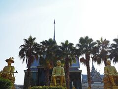 SALA COKEから車で5分ほど走った場所にある“Wat Tha Sung”に、15：00少し前に到着。
大混雑していたけど広い駐車場には警備員が何人もいて、空いた場所に手早く誘導してくれたお陰でスンナリ駐車することが出来た。
黄金色に輝く3人の王様像が出迎えてくれる。