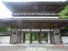 ８８番札所「大窪寺」。ここで祈願結審の場であるようで８８か所を巡ってきた人たちの金剛杖が収められていました。小生も信仰心はないようだがお守りは買わせていただきました。