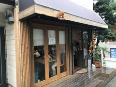 王子公園駅のすぐ南側にあるスリランカカレーのお店、カラピンチャ。
11時半頃到着で並んでいる人はいませんでしたが店内は満席。
ウェイティングボードに記入して待ちます。