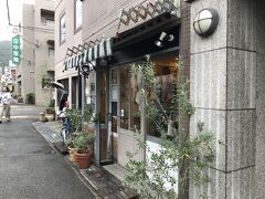 パン屋さんを二件ハシゴします。
一件目はぱんらぼSaku。
小さいお店で対面式の販売方法。
人気店のようでお客さんが途切れませんでしたね～。